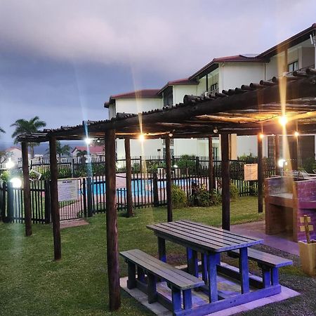 Topanga 17 Uvongo Beach Buitenkant foto